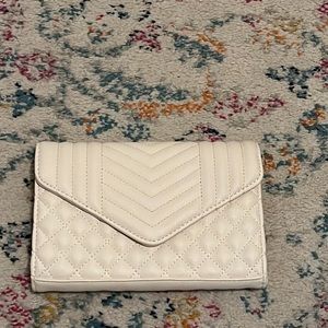 FRANCESCA WHITE CLUTCH WITH GOLD CHAIN